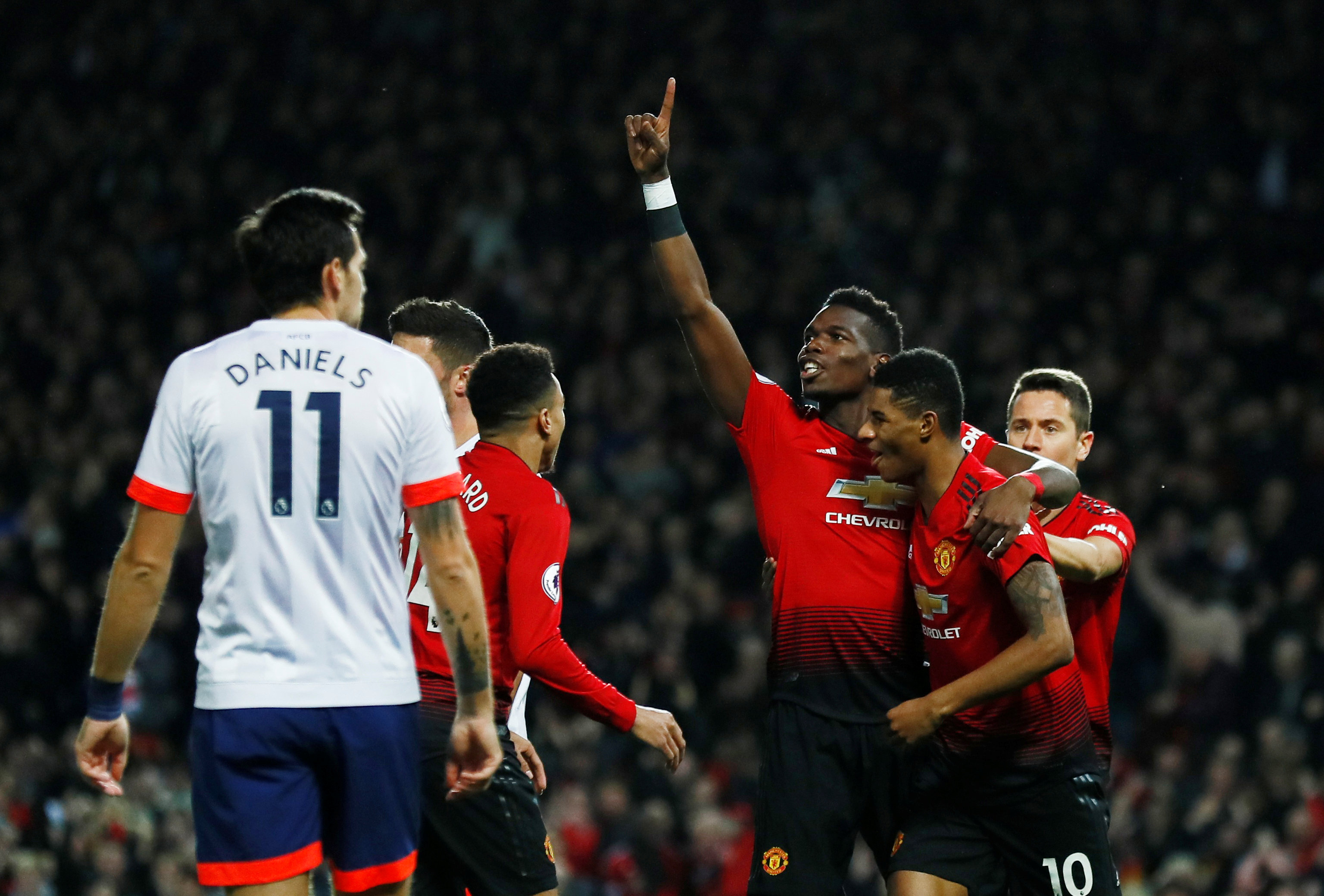 示出他对自 示出他对自